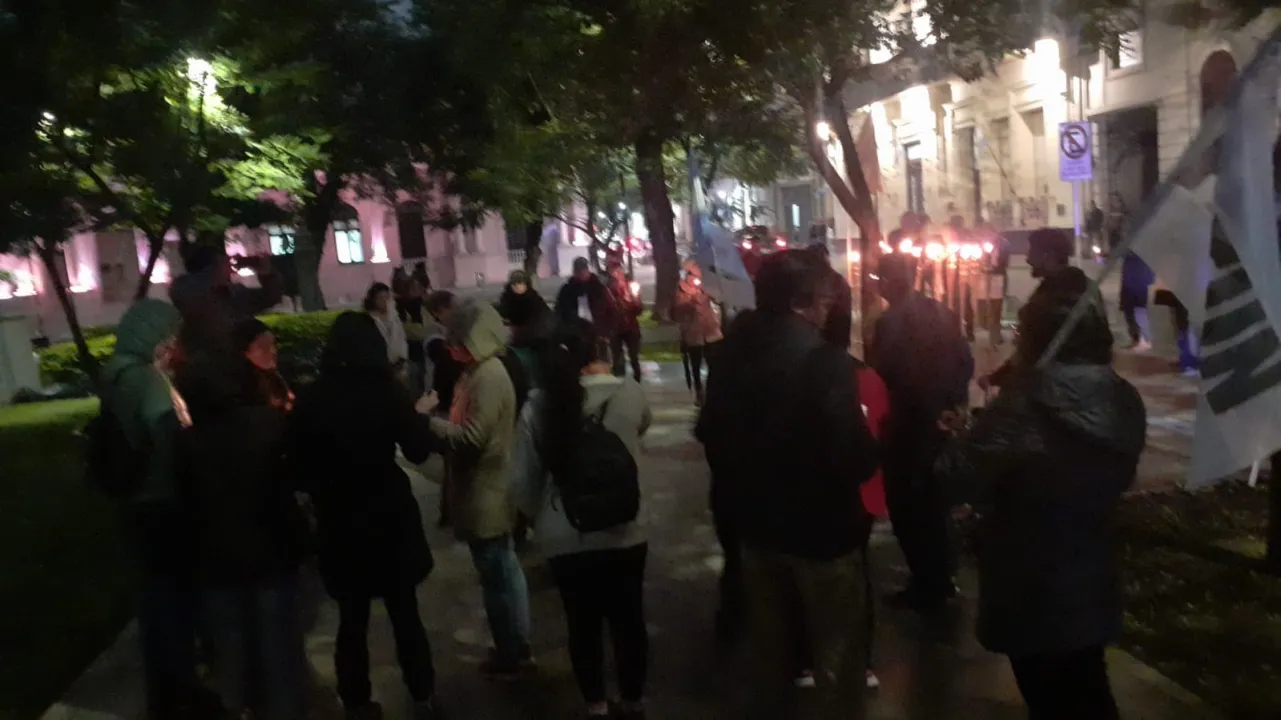 Marcha de antorchas frente al rectorado gente.jpg
