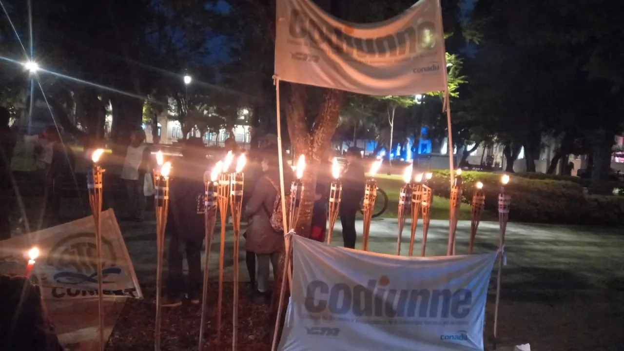 Marcha de antorchas frente al rectorado w.jpg