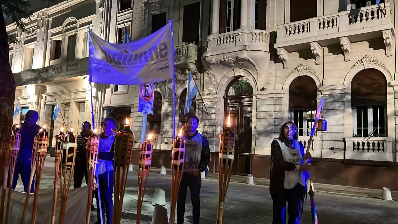 Marcha de antorchas frente al rectorado portada.jpg
