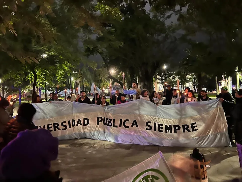 Marcha de antorchas frente al rectorado w3.jpg