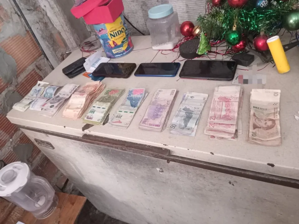17_POLI_F-2 Dinero y celulares incautados.jpeg